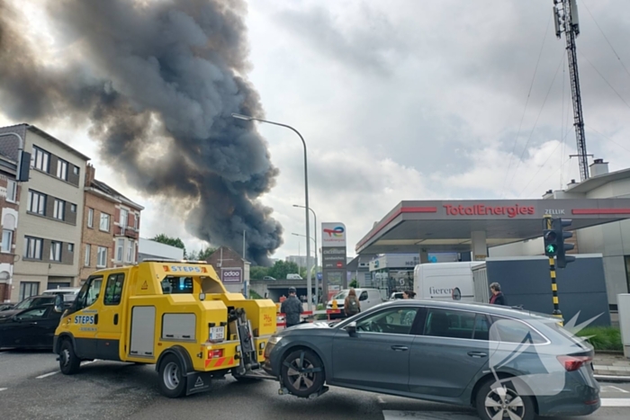 Grote brand in loods met honderden voertuigen