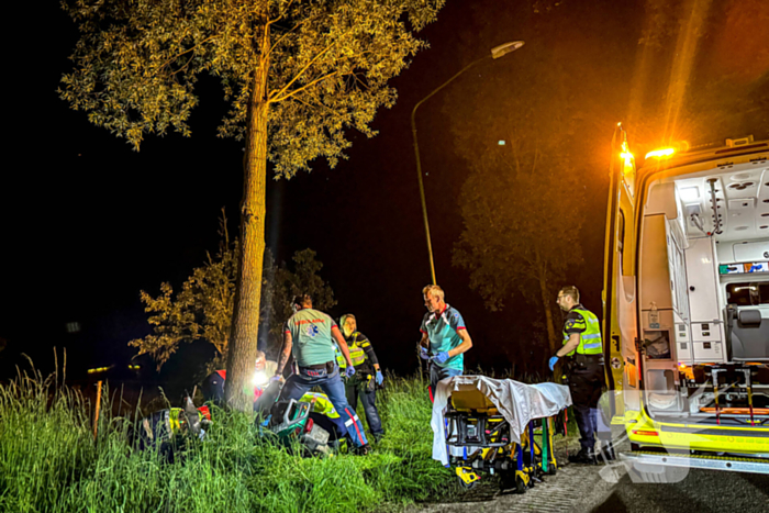 Traumateam ingezet nadat scooter tegen boom botst