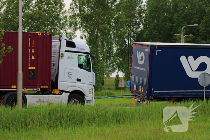Vrachtwagen met dertig ton uien belandt in berm