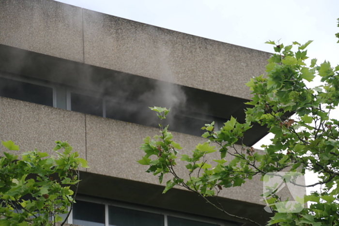 Veel rook op bovenste verdieping bij verlaten pand