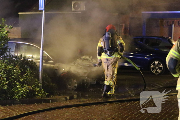 Voertuig beschadigd bij brand