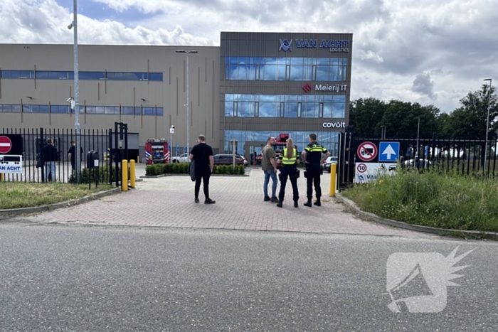 Zonnepanelen op dak van bedrijfspand in brand