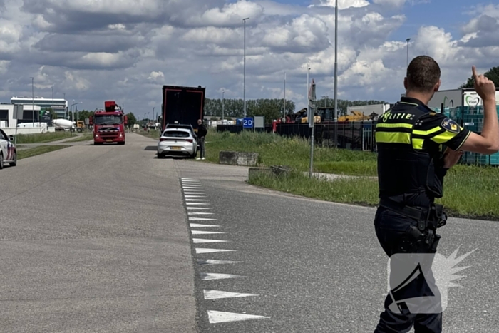 Zonnepanelen op dak van bedrijfspand in brand