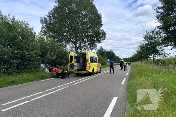 Auto raakt van de weg en belandt in berm