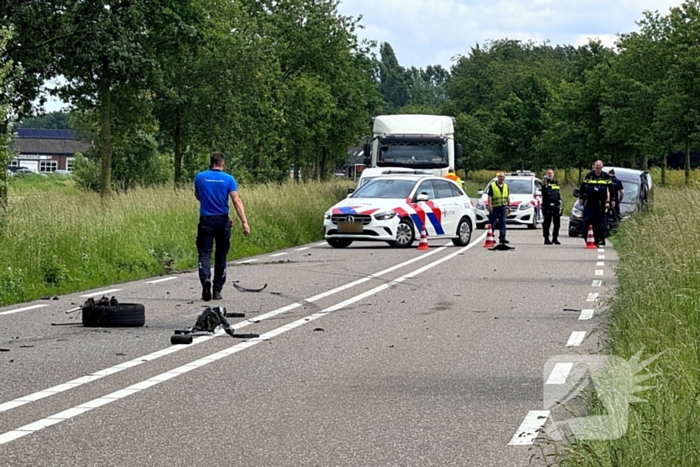 Auto raakt van de weg en belandt in berm