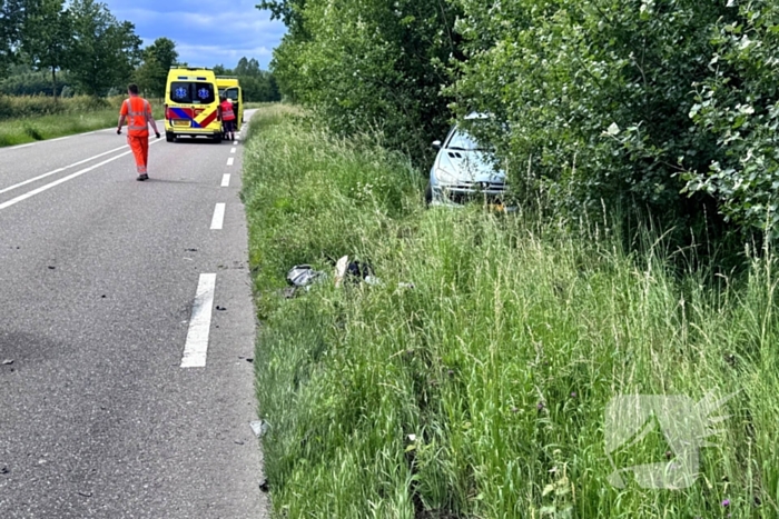 Auto raakt van de weg en belandt in berm