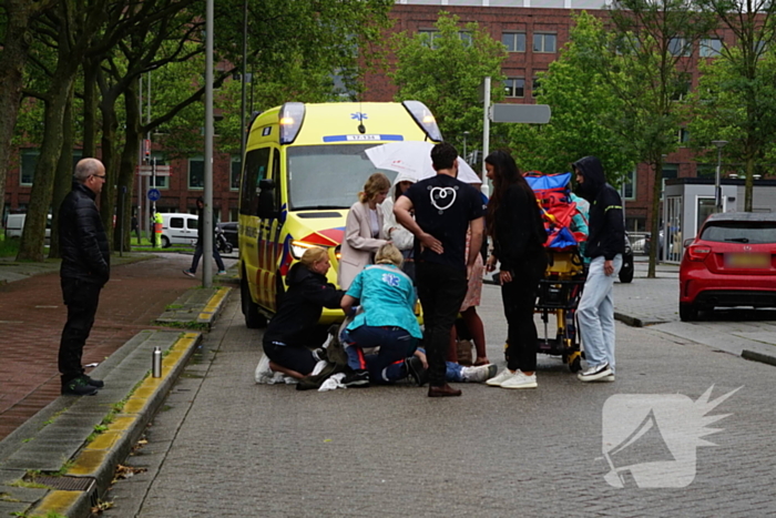 Scooterrijder naar het ziekenhuis na aanrijding