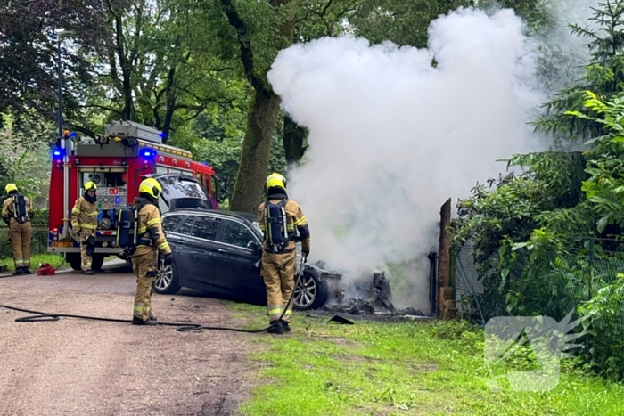 Auto vliegt in brand