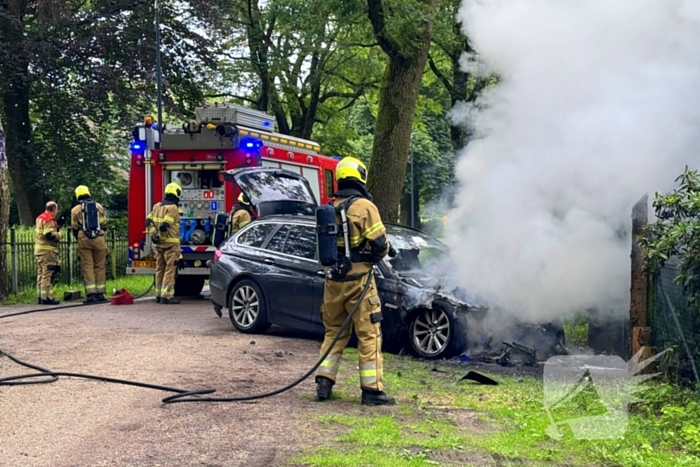 Auto vliegt in brand