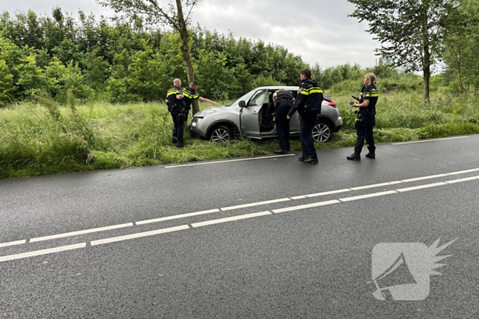 Bestuurster gewond bij botsing tegen boom