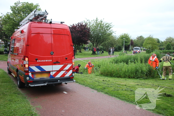 Brandweer doorzoekt water na aantreffen kinderfiets