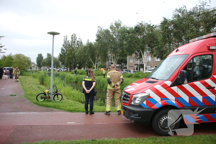 Brandweer doorzoekt water na aantreffen kinderfiets