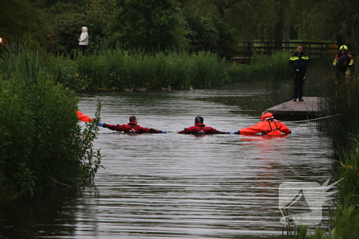 Brandweer doorzoekt water na aantreffen kinderfiets