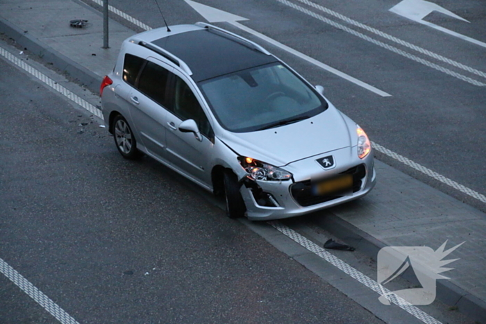 Auto's botsen op elkaar bij afrit