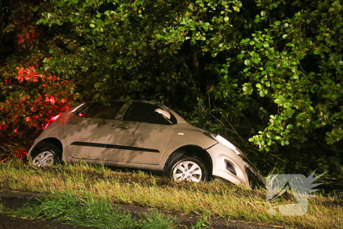 Automobilist raakt te water