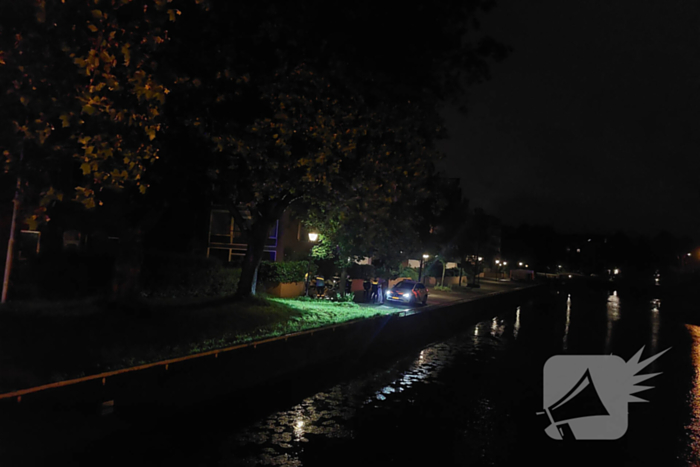 Persoon valt in het water tijdens nachtelijke uren