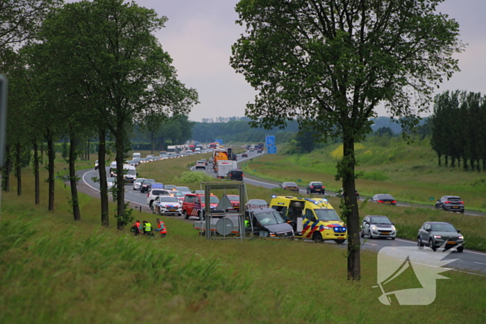 Bestelbus raakt van de snelweg