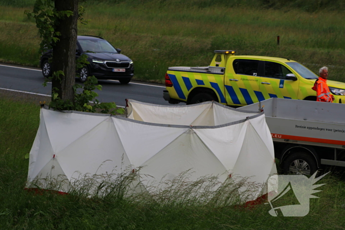 Bestelbus raakt van de snelweg