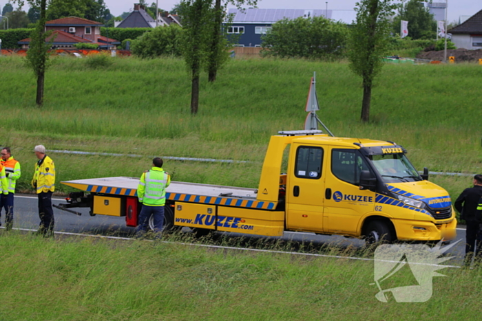 Bestelbus raakt van de snelweg