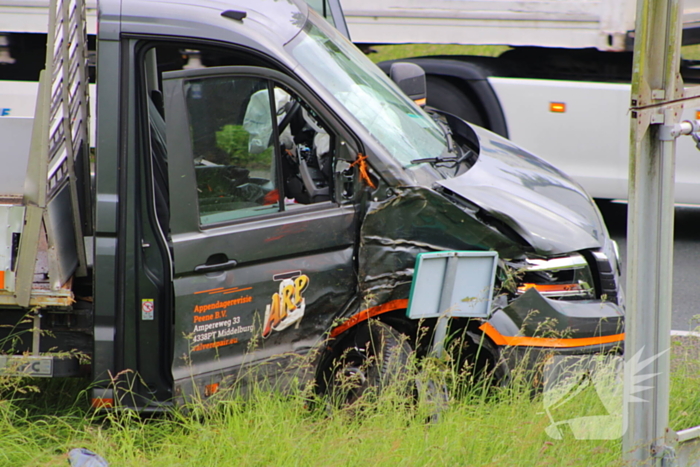 Bestelbus raakt van de snelweg