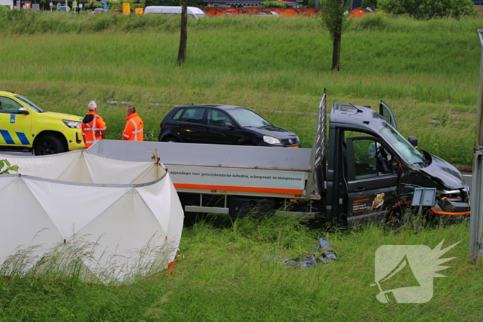 Bestelbus raakt van de snelweg