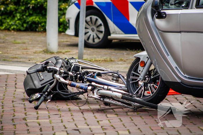 Fietser komt ten val na aanrijding met brommobiel