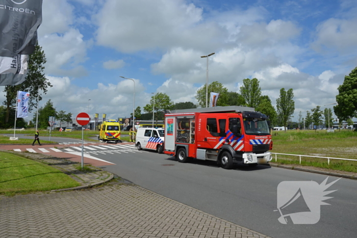 Automobilist rijdt tegen lantaarnpaal en hekwerk