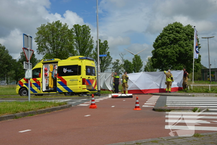 Automobilist rijdt tegen lantaarnpaal en hekwerk