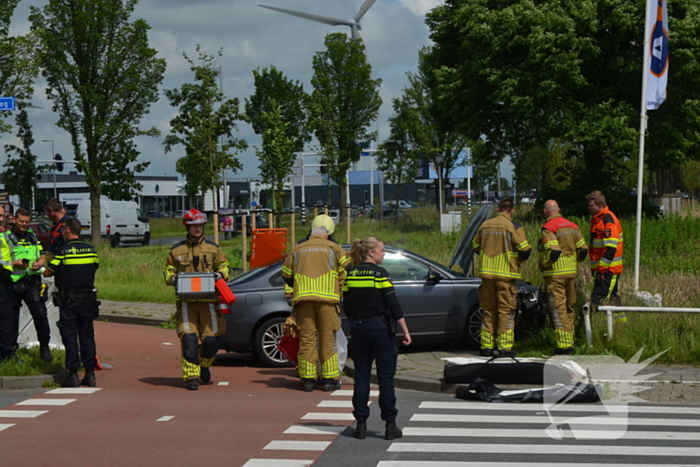 Automobilist rijdt tegen lantaarnpaal en hekwerk