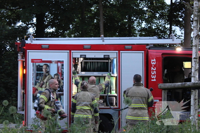 Brandweer blust brand in geparkeerde auto