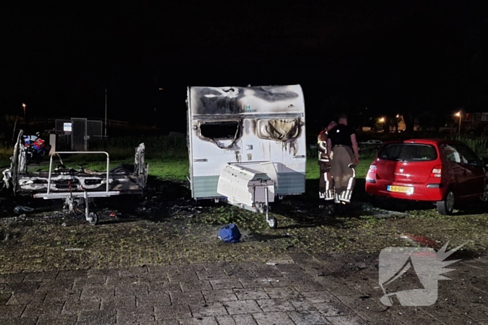 Caravans uitgebrand en auto's beschadigd, politie onderzoekt brandstichting