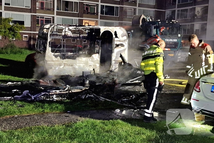 Caravans uitgebrand en auto's beschadigd, politie onderzoekt brandstichting