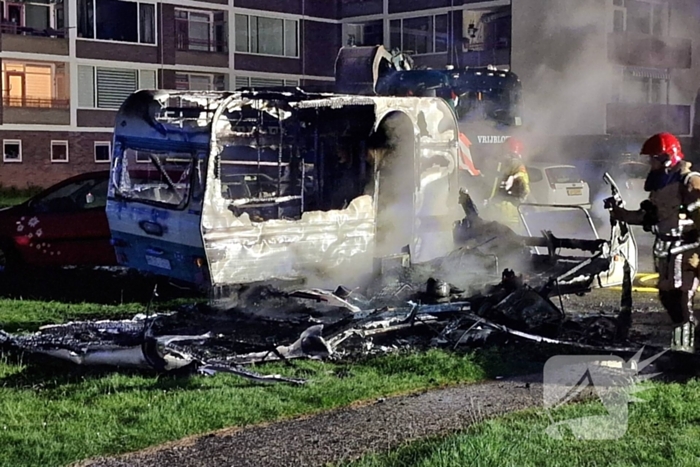 Caravans uitgebrand en auto's beschadigd, politie onderzoekt brandstichting