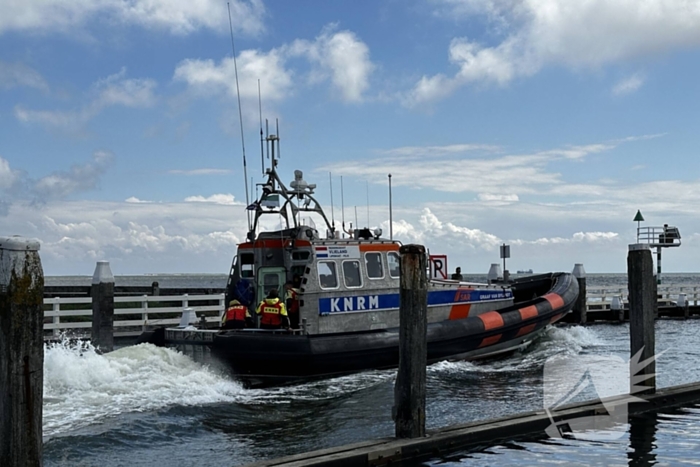 Reddingsboot KNRM ingezet voor schip in nood bij pollendam