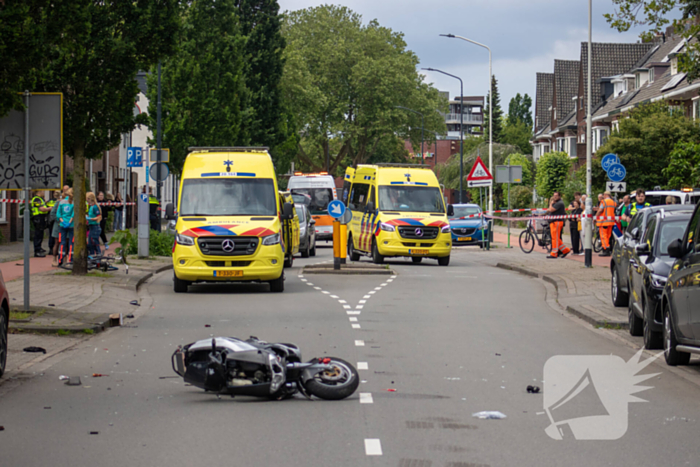 Twee zwaargewond bij aanrijding met motorscooter en fietsster