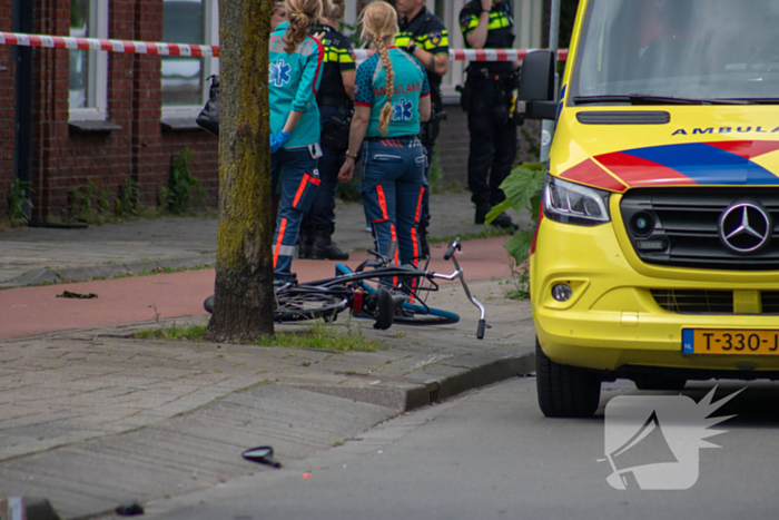 Twee zwaargewond bij aanrijding met motorscooter en fietsster