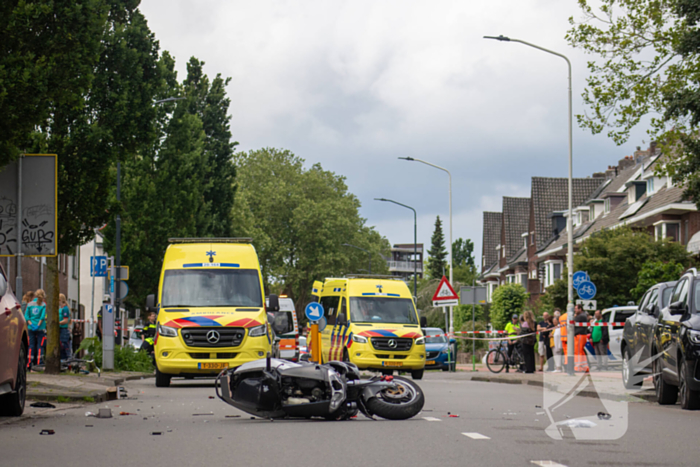 Twee zwaargewond bij aanrijding met motorscooter en fietsster