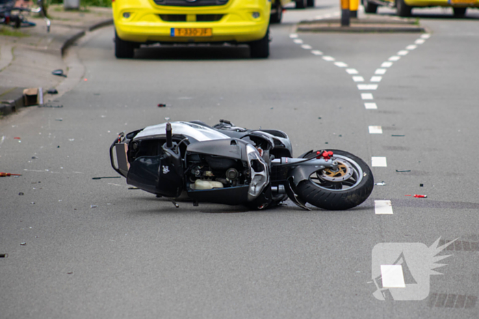 Twee zwaargewond bij aanrijding met motorscooter en fietsster