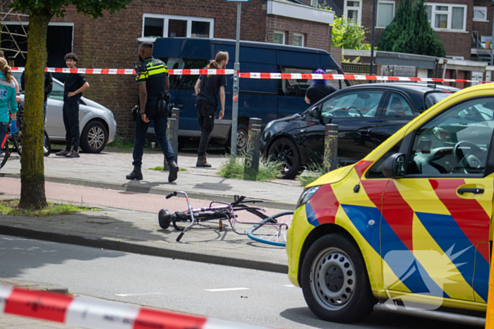 Twee zwaargewond bij aanrijding met motorscooter en fietsster