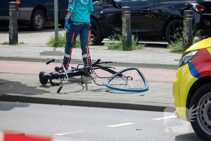 Twee zwaargewond bij aanrijding met motorscooter en fietsster