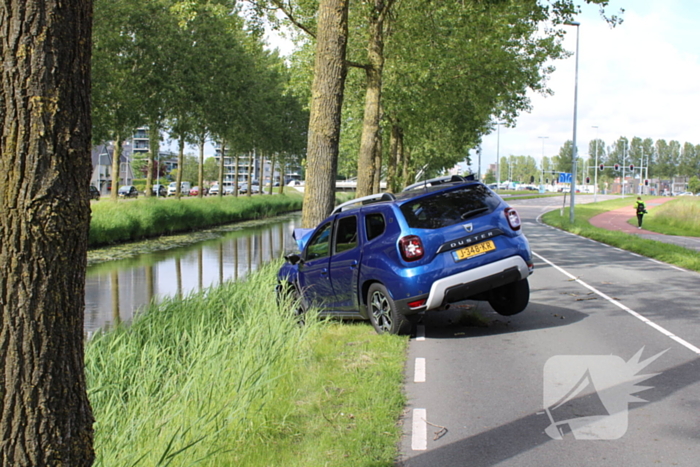 Automobiliste raakt onwel en komt tegen boom Tot stilstand