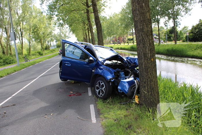 Automobiliste raakt onwel en komt tegen boom Tot stilstand