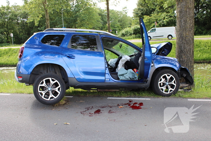 Automobiliste raakt onwel en komt tegen boom Tot stilstand