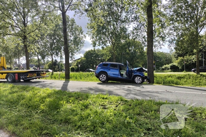 Automobiliste raakt onwel en komt tegen boom Tot stilstand