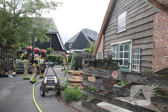 Heftruck in brand in bedrijfspand