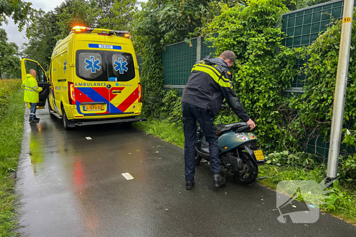 Scooterrijder raakt lantaarnpaal, opzittende gewond