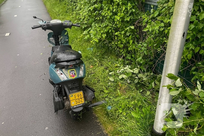 Scooterrijder raakt lantaarnpaal, opzittende gewond