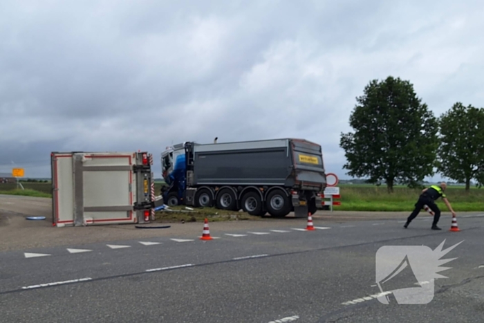 Vrachtwagen kantelt na botsing met andere vrachtwagen