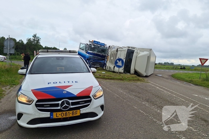 Vrachtwagen kantelt na botsing met andere vrachtwagen