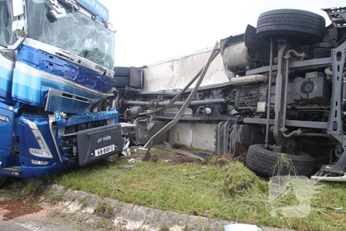 Vrachtwagen kantelt na botsing met andere vrachtwagen